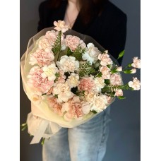 Букет №214 из сортовой кустовой и одноголовой гвоздики и декоративной зелени