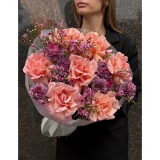 Букет №220 кораллово-персиковых французских роз с фиолетовыми акцентами
