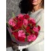 Букет №227 из садовой малиновой и красной пионовидной кустовой розы в элегантной упаковке