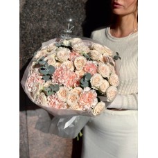 Букет №229 из кустовой пионовидной розы, сортовой гвоздики и эвкалипта