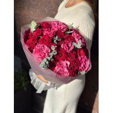 Букет №230 из садовой малиновой и красной пионовидной кустовой розы с эвкалиптом в элегантной упаковке