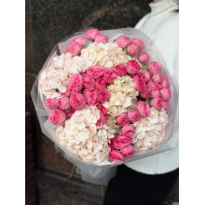 Букет №233 из малиновой пионовидной кустовой розы и гортензии в элегантной упаковке