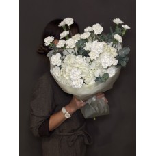 Букет №234 из сортовой кустовой гвоздики и белой гортензии 