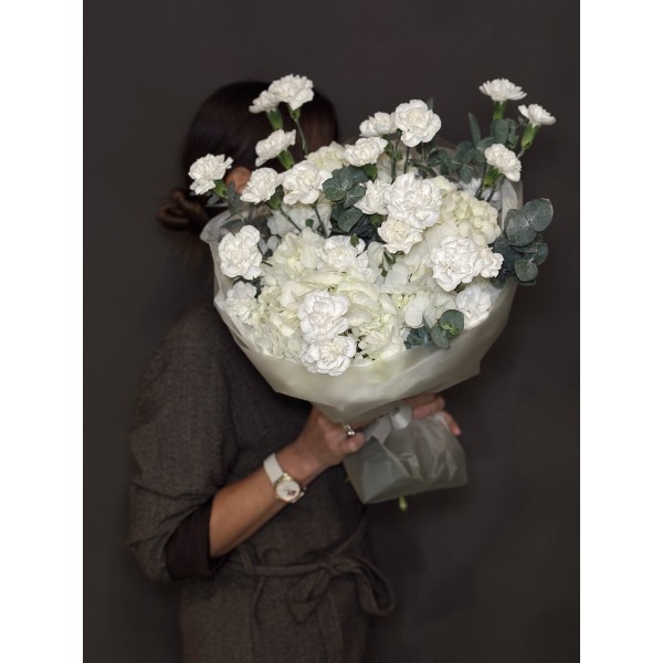 Букет №234 из сортовой кустовой гвоздики и белой гортензии 