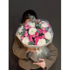 Букет №235 c ранункулюсами и пиновидными малиновыми розами