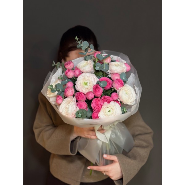 Букет №235 - Яркий букет c ранункулюсами и пиновидными малиновыми розами