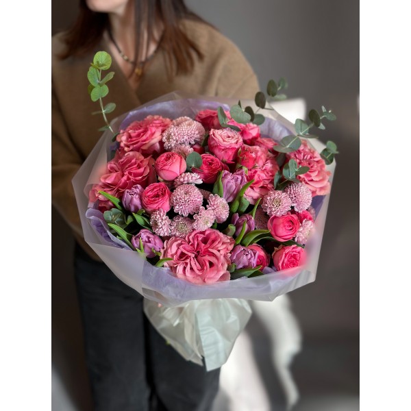 Букет №236 из малиновых пионовидных кустовых и одноголовых роз, хризантем, пионовидных тюльпанов и эвкалипта