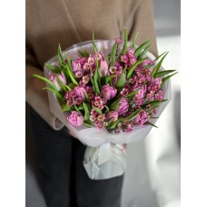 Букет №239 из крупных пионовидных тюльпанов Double Price и ароматного хамелациума в подарочной упаковке 8 Марта