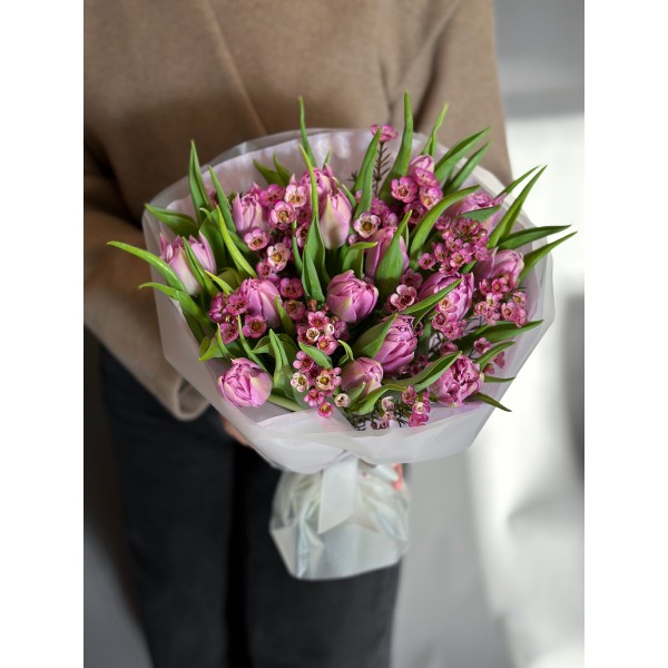 Букет №239 из крупных пионовидных тюльпанов Double Price и ароматного хамелациума в подарочной упаковке 8 Марта