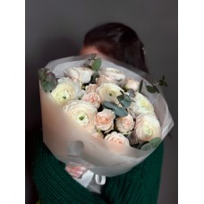 Букет №240 из ранункулюсов Cloni Hanoi и кустовой пионовидной розы
