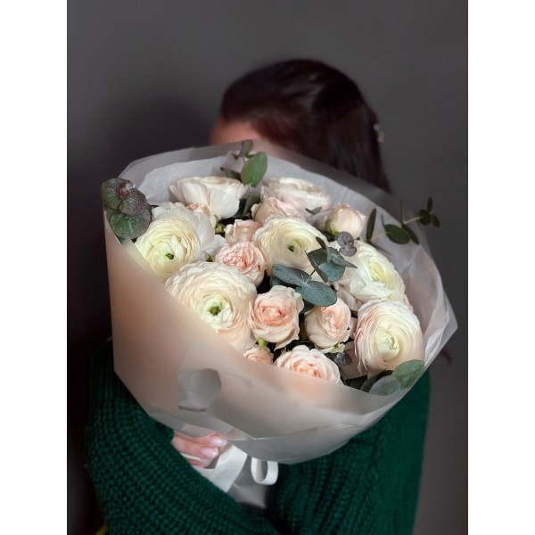 Букет №240 из ранункулюсов Cloni Hanoi и кустовой пионовидной розы