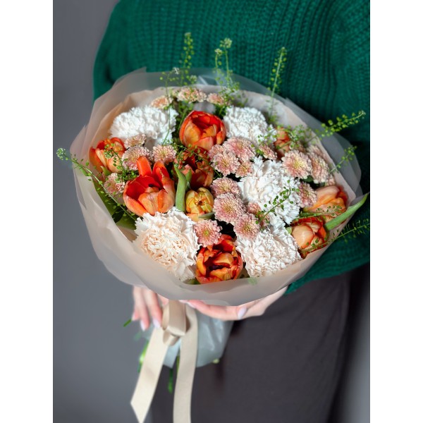 Букет №241 - Букет из Тюльпанов, сортовых гвоздик и кустовой хризантемы