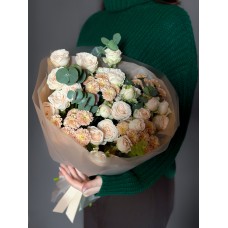 Букет №242 из кустовой пионовидной розы, сортовой хризантемы и эвкалипта