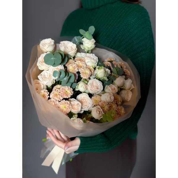 Букет №242 из кустовой пионовидной розы, сортовой хризантемы и эвкалипта