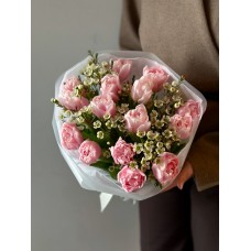 Букет №244 из крупных пионовидных тюльпанов Dreamer и ароматного хамелациума в подарочной упаковке 8 Марта