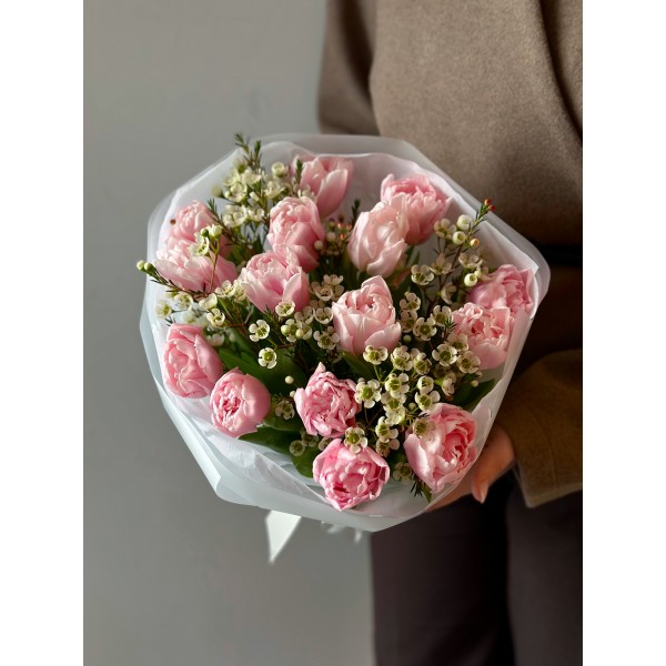 Букет №244 из крупных пионовидных тюльпанов Dreamer и ароматного хамелациума в подарочной упаковке 8 Марта