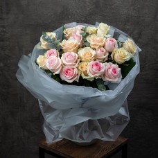 Букет №14 из 21 одноголовой розы Эквадор персикового и розового цветов