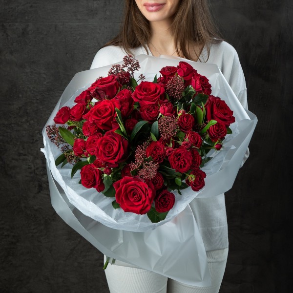 Букет №24 - роза Одноголовая Explorer, роза Кустовая пионовидная Red Trendsetter, скиммия Rubella, фисташка 1