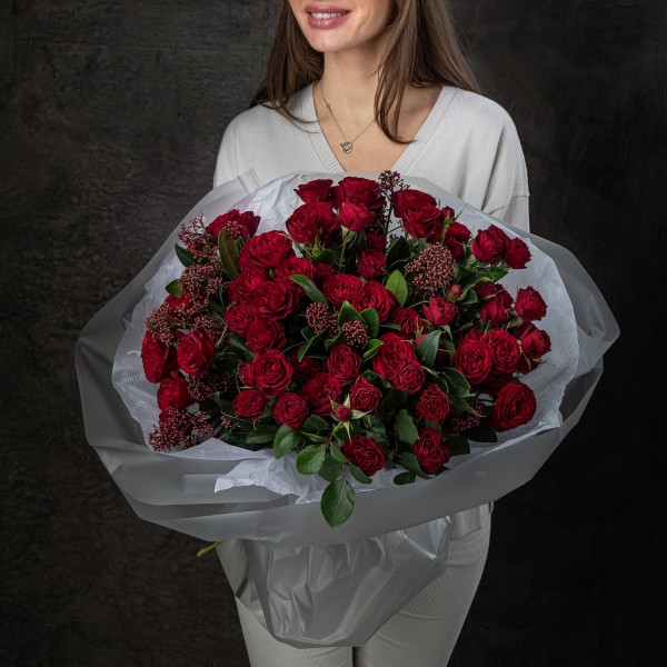 Букет №25 - роза кустовая пионовидная Red Trendsetter, cкиммия Rubella, фисташка