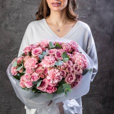Букет №28 из 16 розовых кустовых пионовидных роз и сортовых 7 гвоздик