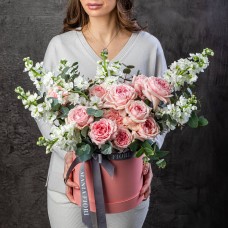 Композиция Шляпная коробка №32 из 11 белой Маттиолы Regal и садовой Пионовидной розы Princess Hitomi