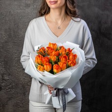 Букет №35 из хрустящих оранжевых пионовидных тюльпанов, эвкалипта и фисташки