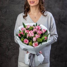 Букет №36 из крупных пионовидных розовых тюльпанов и скиммии