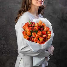 Букет №45 из 25 пионовидных оранжевых тюльпанов и гиперикума