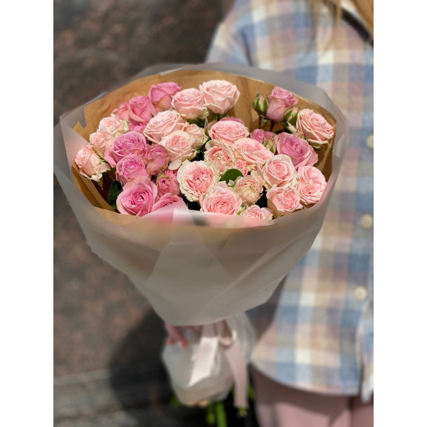 Букет № 84 - роза кустовая пионовидная Pink Irishka, роза кустовая пионовидная Bombastic в крафте