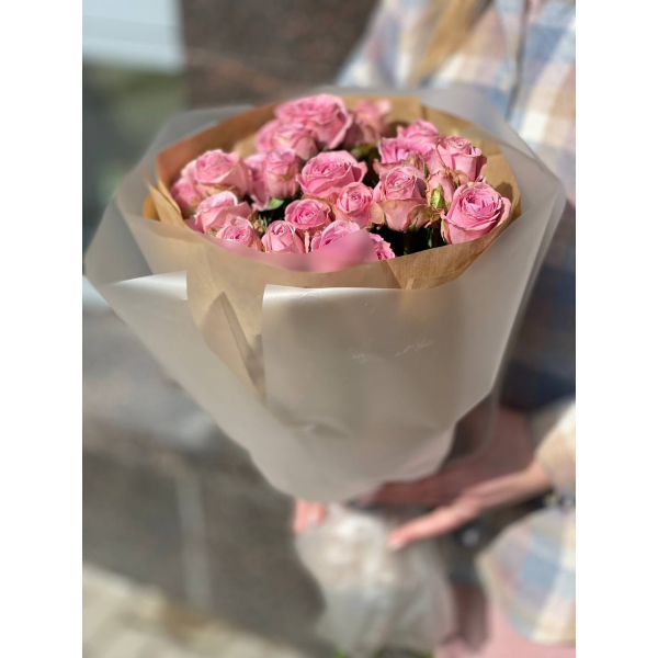Букет №85 - роза кустовая пионовидная Pink Irishka в крафте