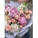 Букет №90 - маттиола White Regal, Гвоздика Brut, роза кустовая Bоmbastic, пионы Sarah Bernthard, фисташка