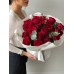 Букет №116 из красной розы и эвкалипта в белой праздничной упаковке
