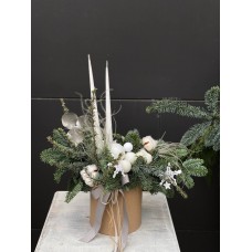Новогодняя композиция № 123 с белым декором и свечами