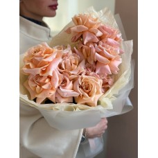 Букет №132 на День матери из розово-персиковых вывернутых роз 