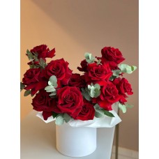 №133 Композиция на день Матери с вывернутыми красными розами в шляпной коробке