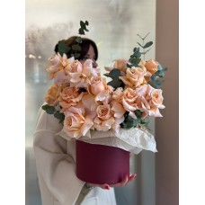№135 Композиция на день Матери с вывернутыми нежно-розовыми розами в шляпной коробке