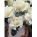 №136 Композиция с вывернутыми белыми розами в шляпной коробке