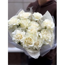 Букет №137 - из белых жемчужных вывернутых французских роз 