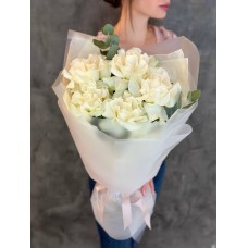 Букет №138 - из белых жемчужных французских роз c эвкалиптом для мамы