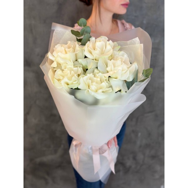 Букет №138 - из белых жемчужных французских роз c эвкалиптом