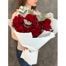 Букет №139 - из  французских красных роз c эвкалиптом для мамы