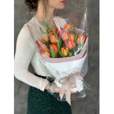 Букет №144 из крупных пионовидных тюльпанов Princess Orange и нежной стифы в подарочной упаковке 8 Марта