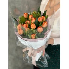 Букет №145 из крупных пионовидных тюльпанов Princess Orange и сочной скимии в подарочной упаковке 8 Марта