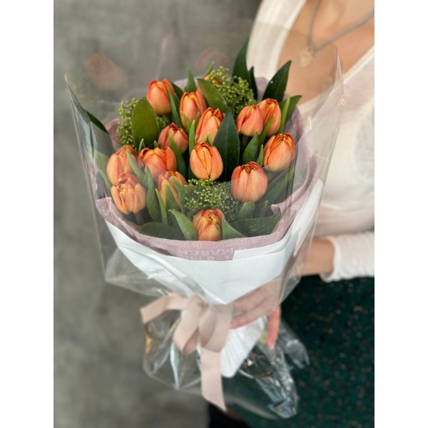 Букет №145 -Тюльпаны пионовидные Princess Orange, скимия Green