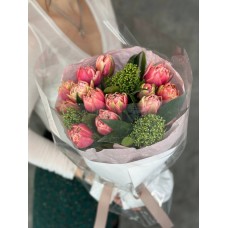Букет №149 из крупных ярко-розовых пионовидных тюльпанов Columbus и яркой скимии в подарочной упаковке 8 Марта