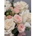Букет №186 - Композиция в коробке из садовых и кустовых роз и эвкалипта
