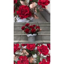 Французские красные розы с бархатными лепестками с золотым эвкалиптом от Mania Fiori